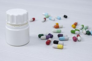 Cápsulas de antibióticos numa mesa branca